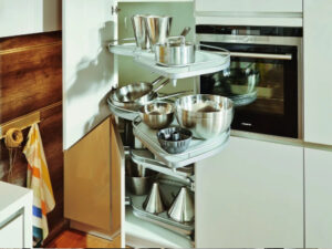 Armario esquinero con bandejas